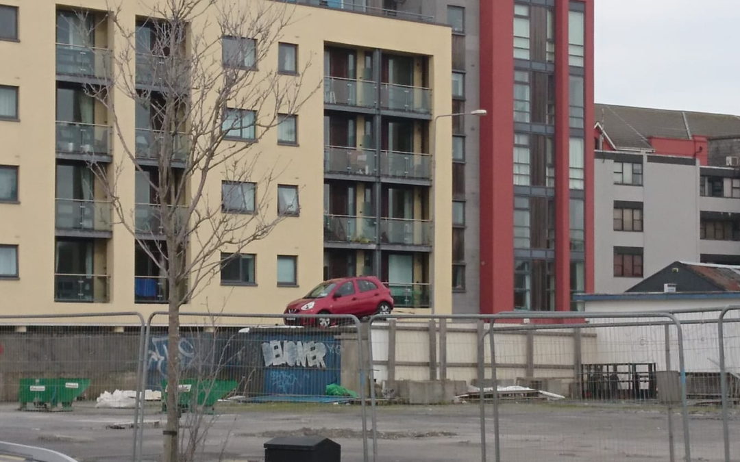 Rotes Auto parkt in ungewöhnlicher Position, gefunden in Irland.